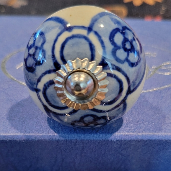 Hand painted Ceramic drawer pulls. Set of 3.. Blue.. New. Very Pretty - Picture 3 of 5